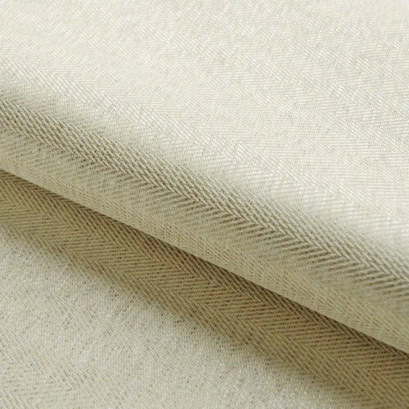 Tissu beige avec motif à chevrons, idéal pour la décoration intérieure ou la confection de vêtements. Style élégant et sobre, convient pour un usage polyvalent.