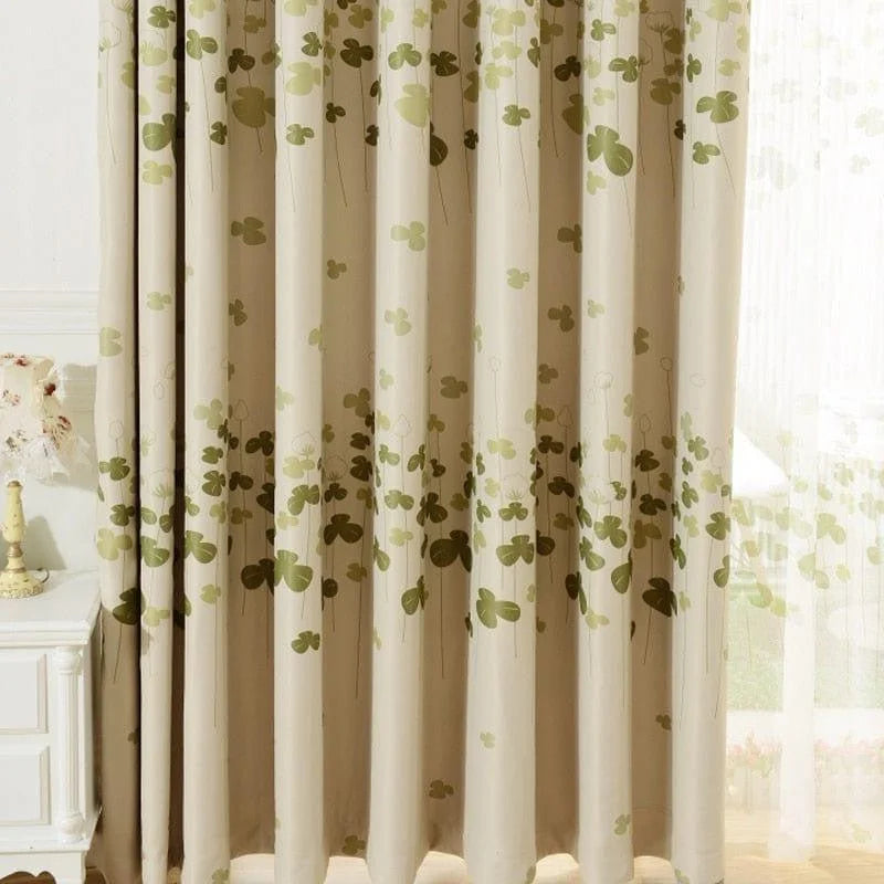 Rideau occultant beige avec motif floral vert, idéal pour ajouter une touche naturelle et élégante à votre intérieur. Parfait pour réguler la lumière dans la chambre ou le salon tout en rehaussant la décoration actuelle. Facile à installer et à entretenir, ce rideau est un choix parfait pour toute maison moderne.