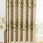 Rideau occultant beige avec motif floral vert, idéal pour ajouter une touche naturelle et élégante à votre intérieur. Parfait pour réguler la lumière dans la chambre ou le salon tout en rehaussant la décoration actuelle. Facile à installer et à entretenir, ce rideau est un choix parfait pour toute maison moderne.