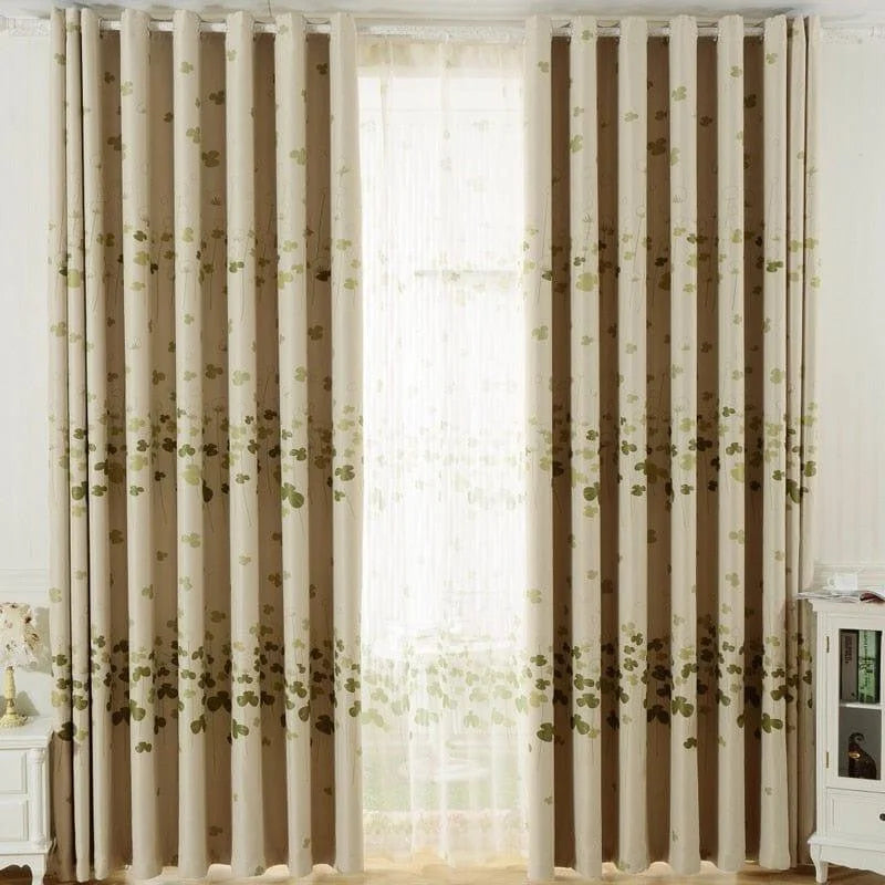 Rideaux élégants aux motifs floraux discrets, idéaux pour apporter une touche de sophistication à votre intérieur. Ces rideaux décoratifs de couleur beige s'harmonisent parfaitement avec divers styles de décoration, offrant une ambiance chaleureuse et accueillante dans votre salon, chambre ou bureau. Leur design raffiné bloque partiellement la lumière tout en préservant l'intimité, créant un équilibre parfait entre esthétisme et fonctionnalité. Transformez vos espaces de vie avec ces rideaux