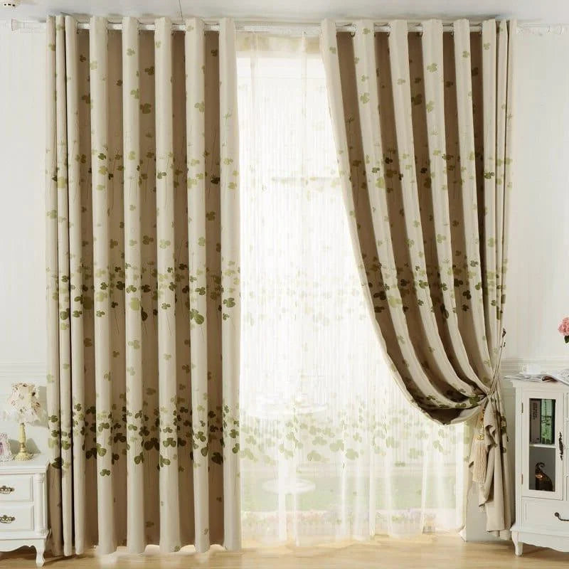 Rideaux élégants pour salon, design floral, style moderne, ambiance chaleureuse, motifs délicats, décoration d'intérieur, lumière tamisée, fenêtre panoramique.