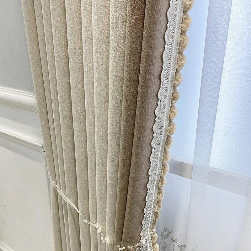 Rideau élégant beige pour salon, design plissé avec bordure dentelée. Idéal pour ajouter une touche sophistiquée à votre intérieur. Parfait pour filtrer la lumière tout en rehaussant l'esthétique de votre pièce. Accessoire tendance pour une décoration raffinée et chaleureuse.