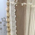Rideau élégant beige avec détails en dentelle et pompons, idéal pour ajouter une touche sophistiquée à votre intérieur. Ce modèle chic et raffiné est parfait pour habiller vos fenêtres avec style, tout en apportant chaleur et confort à votre espace de vie. Parfait pour une décoration de salon ou de chambre, ce rideau délicat est un choix remarquable pour ceux qui apprécient les détails minutieux.