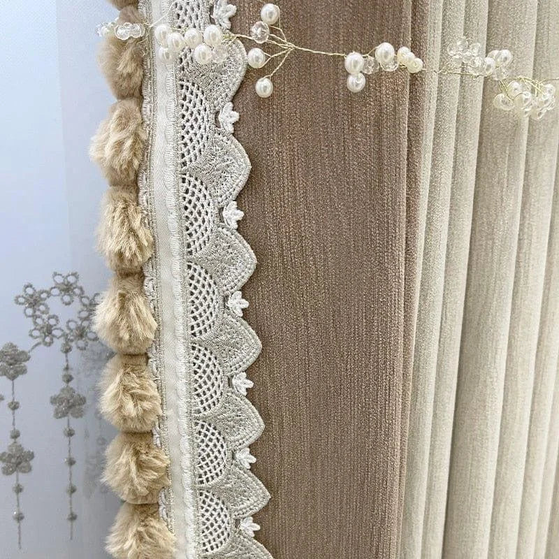 Rideau élégant beige avec détails en dentelle et pompons, idéal pour ajouter une touche sophistiquée à votre intérieur. Ce modèle chic et raffiné est parfait pour habiller vos fenêtres avec style, tout en apportant chaleur et confort à votre espace de vie. Parfait pour une décoration de salon ou de chambre, ce rideau délicat est un choix remarquable pour ceux qui apprécient les détails minutieux.