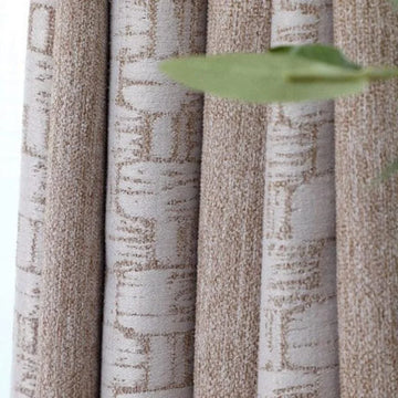 Rideaux beige texturés avec motif géométrique, idéaux pour ajouter une touche d'élégance moderne à votre intérieur. Parfaits pour le salon ou la chambre, ces rideaux offrent une ambiance chaleureuse et esthétique.