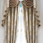 Superbe rideau de luxe avec des motifs floraux élégants et des ornements délicats, idéal pour ajouter une touche sophistiquée à votre intérieur. Ce rideau richement décoré, avec ses teintes classiques et son style raffiné, transforme n'importe quelle pièce en un espace chic et accueillant. Parfait pour ceux qui recherchent une décoration intérieure distinguée et intemporelle.