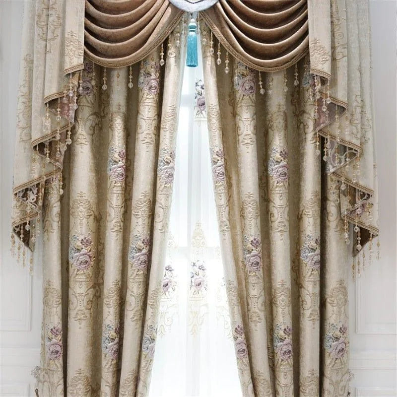 Superbe rideau de luxe avec des motifs floraux élégants et des ornements délicats, idéal pour ajouter une touche sophistiquée à votre intérieur. Ce rideau richement décoré, avec ses teintes classiques et son style raffiné, transforme n'importe quelle pièce en un espace chic et accueillant. Parfait pour ceux qui recherchent une décoration intérieure distinguée et intemporelle.