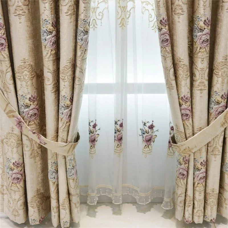 Rideaux élégants au design floral pour salon, ajoutant une touche de raffinement et d'élégance à votre intérieur. Décoration de fenêtre avec motifs floraux subtils et palettes de couleurs douces. Idéal pour créer une ambiance chaleureuse et accueillante dans votre maison. Accessoire de décoration parfait pour les amateurs de style classique et intemporel.