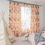 Rideaux pour chambre d'enfant aux motifs d'animaux de la jungle, parfaits pour une décoration ludique et colorée. Ces rideaux lumineux apportent une ambiance joyeuse tout en filtrant la lumière. Idéal pour créer un espace accueillant dans une chambre d'enfant. Décoration chambre enfant, rideaux animaux, ambiance jungle, motifs colorés.