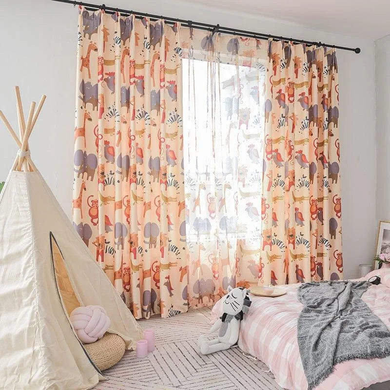 Rideaux pour chambre d'enfant aux motifs d'animaux de la jungle, parfaits pour une décoration ludique et colorée. Ces rideaux lumineux apportent une ambiance joyeuse tout en filtrant la lumière. Idéal pour créer un espace accueillant dans une chambre d'enfant. Décoration chambre enfant, rideaux animaux, ambiance jungle, motifs colorés.