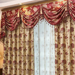 Rideaux élégants avec motifs floraux rouges et beiges, parfaits pour décorer un salon ou une chambre. Le design raffiné avec draperies ornées ajoute une touche chic et classique à votre intérieur. Accessoire idéal pour créer une ambiance chaleureuse et accueillante.