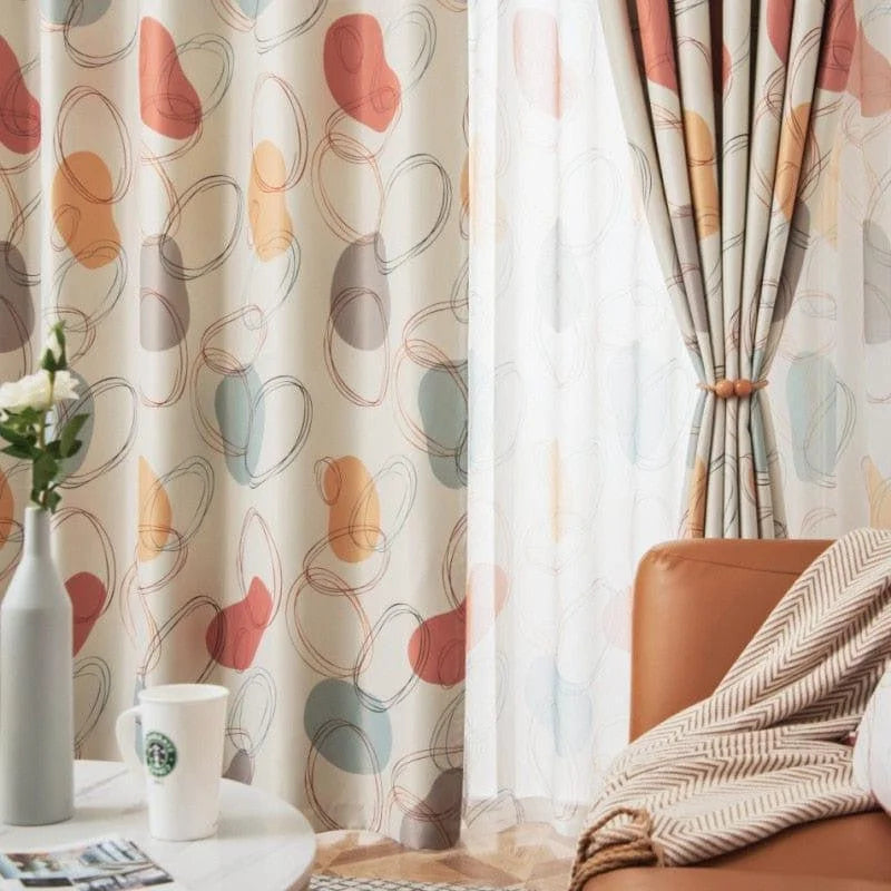 Rideaux modernes avec motifs abstraits aux couleurs chaleureuses dans un salon élégant, créant une ambiance cosy et accueillante.