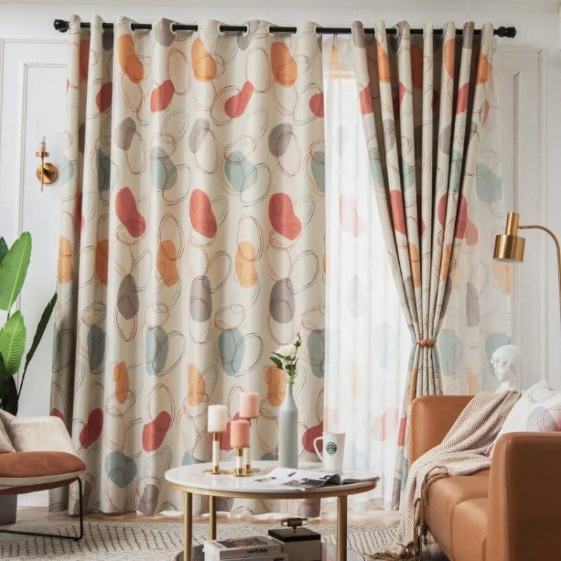 Rideaux élégants à motifs colorés pour un salon moderne et chaleureux, offrant une ambiance accueillante et sophistiquée. Accessoires assortis pour une décoration harmonieuse et contemporaine. Parfait pour créer une atmosphère conviviale et stylée.