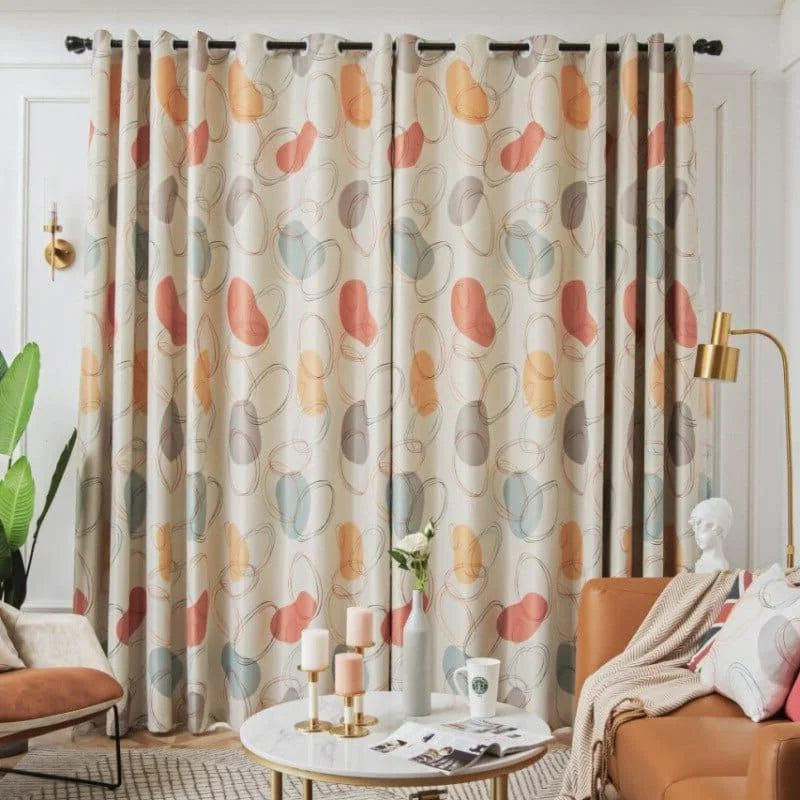 Rideaux modernes avec motifs abstraits colorés, créant une ambiance chaleureuse et contemporaine dans un salon élégant avec canapé en cuir, table basse chic et éclairage design. Parfait pour ajouter une touche artistique à votre décoration intérieure.