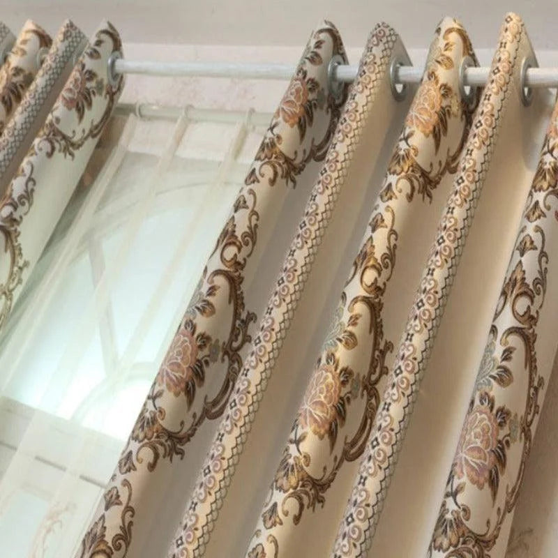Rideaux élégants avec motif floral raffiné, parfaits pour une décoration intérieure classique. Ces rideaux offrent une ambiance chaleureuse et sophistiquée, ajoutant une touche d'élégance à votre salon ou chambre à coucher. Idéaux pour filtrer la lumière tout en créant une atmosphère accueillante dans votre espace de vie.