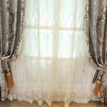 Rideau élégant avec motifs floraux sophistiqués, idéal pour ajouter une touche de raffinement à votre intérieur. Ces rideaux apportent un charme classique à n'importe quelle pièce, laissant passer la lumière tout en préservant l'intimité. Accessoire parfait pour un salon ou une chambre, ce rideau embellit vos fenêtres avec style et élégance.
