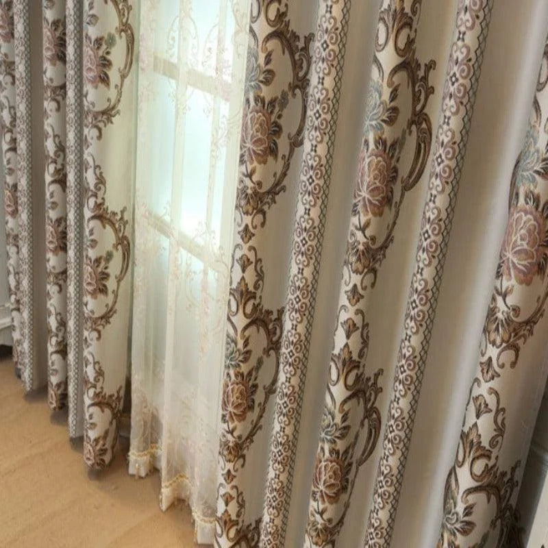 Rideaux élégants avec motifs floraux et arabesques, parfaits pour ajouter une touche de raffinement et de chaleur à votre intérieur. Ces rideaux au design sophistiqué créent une ambiance accueillante et distinguée dans votre salon ou chambre. Idéal pour une décoration classique ou contemporaine.