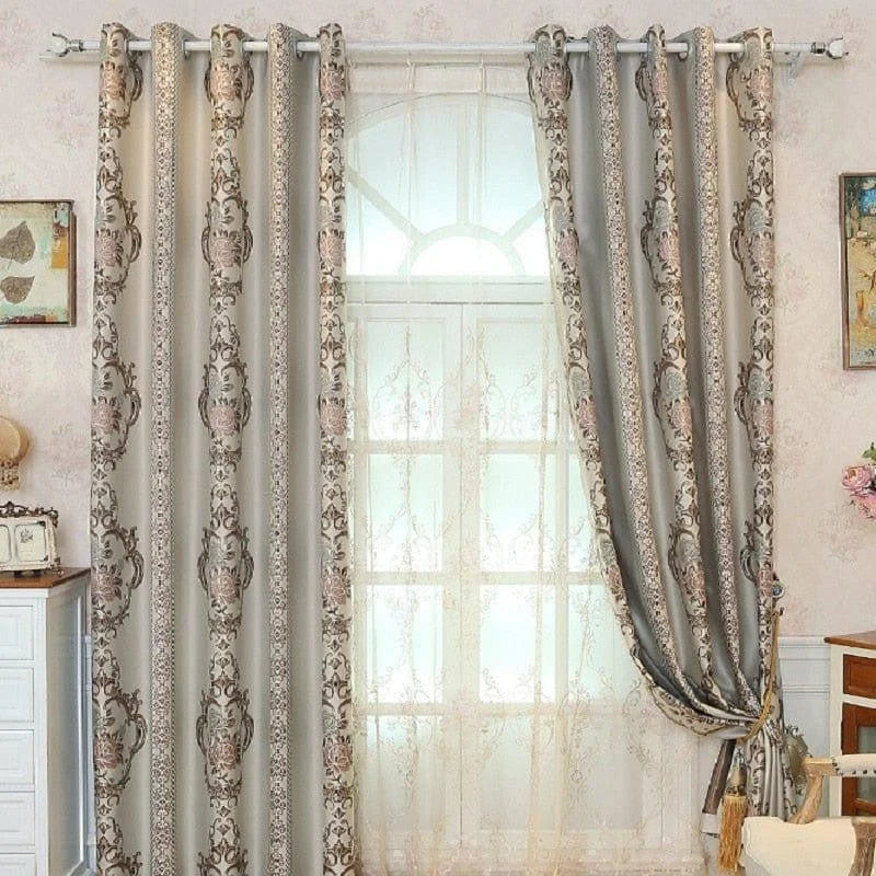 Rideaux élégants avec motifs classiques pour salon, ornant une grande fenêtre arquée. Ajoutez une touche de sophistication et de chaleur à votre intérieur avec ces rideaux stylés, parfaits pour un espace de vie confortable et accueillant.