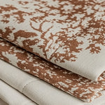 Serviette de table avec motif floral brun, idéale pour ajouter une touche élégante à votre décoration de table. Parfaite pour les dîners ou les occasions spéciales, elle combine esthétique et fonctionnalité. Ajoutez du charme et du caractère à vos réceptions avec ce design raffiné et sophistiqué.