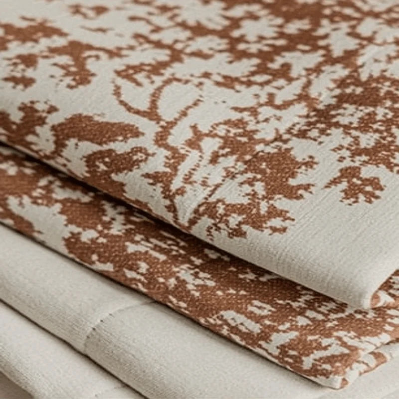 Serviette de table avec motif floral brun, idéale pour ajouter une touche élégante à votre décoration de table. Parfaite pour les dîners ou les occasions spéciales, elle combine esthétique et fonctionnalité. Ajoutez du charme et du caractère à vos réceptions avec ce design raffiné et sophistiqué.