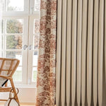 Rideaux élégants pour salon au design floral rouge et beige, parfaits pour une ambiance chaleureuse. Idéal pour une décoration de fenêtre sophistiquée, ces rideaux ajoutent une touche de charme rustique à votre intérieur, tout en offrant un contrôle optimal de la luminosité. Accessoire déco essentiel pour un espace accueillant et stylé.