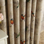 Rideau beige décoratif avec motif d'oiseaux colorés et feuillage, idéal pour apporter une touche nature et élégance à votre intérieur. Parfait pour les salons modernisés ou les chambres à coucher, ce rideau offre une ambiance apaisante et chaleureuse. Design unique mettant en valeur des détails artistiques inspirés de la nature.