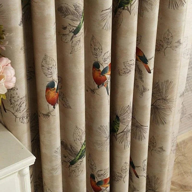Rideau beige décoratif avec motif d'oiseaux colorés et feuillage, idéal pour apporter une touche nature et élégance à votre intérieur. Parfait pour les salons modernisés ou les chambres à coucher, ce rideau offre une ambiance apaisante et chaleureuse. Design unique mettant en valeur des détails artistiques inspirés de la nature.