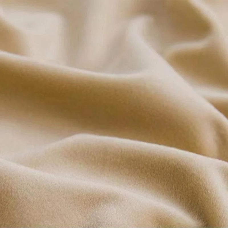 Texture d'un tissu beige doux et élégant, parfait pour la décoration intérieure ou la confection de vêtements confortables et tendance. Ce tissu met en valeur des plis subtils qui ajoutent une touche de sophistication et de charme. Idéal pour les projets créatifs en design et mode.
