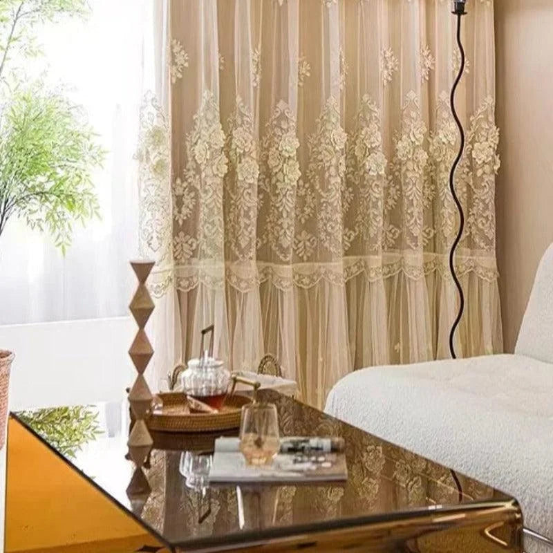 Rideaux élégants avec motifs floraux pour salon intérieur chic, créant une ambiance chaleureuse et moderne. Idéal pour ajouter une touche de sophistication et de raffinement à votre décoration intérieure. Parfait pour filtrer la lumière tout en embellissant vos fenêtres.
