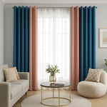 Rideaux bicolores bleu foncé et rose pâle dans un salon moderne lumineux avec canapé beige, table basse ronde dorée, et fauteuil crème.