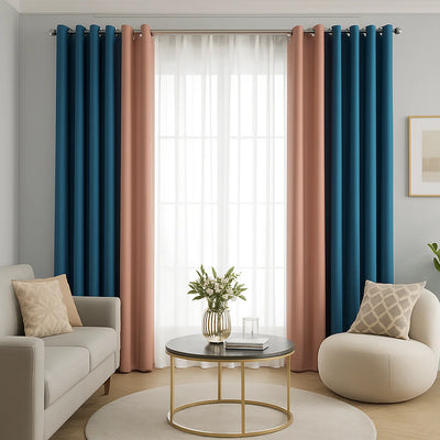 Rideaux bicolores bleu foncé et rose pâle dans un salon moderne lumineux avec canapé beige, table basse ronde dorée, et fauteuil crème.