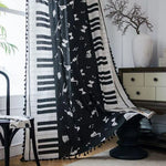 Rideau élégant noir et blanc avec motifs musicaux, idéal pour ajouter une touche artistique et moderne à votre intérieur. Accessoire déco incontournable pour les amateurs de musique et de design contemporain. Convient parfaitement pour le salon, la chambre ou le bureau.