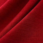 Rideau rouge élégant pour salon, décoration intérieure moderne, ambiance chaleureuse, touche de couleur vive pour fenêtre, style chic et intemporel pour pièce à vivre.