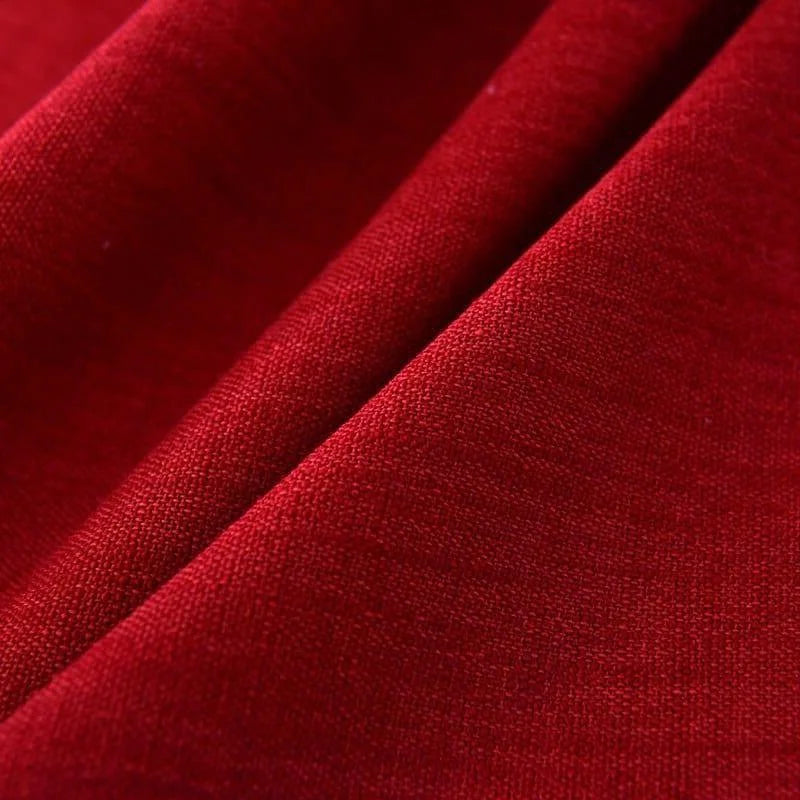 Rideau rouge élégant pour salon, décoration intérieure moderne, ambiance chaleureuse, touche de couleur vive pour fenêtre, style chic et intemporel pour pièce à vivre.