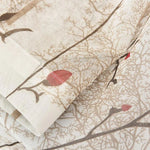 Rideau moderne avec motif botanique, branches et feuilles rouges. Design élégant idéal pour le salon ou la chambre à coucher. Améliorez votre décoration intérieure avec ce rideau au style naturel. Adapté pour ajouter une touche chaleureuse à votre espace de vie.
