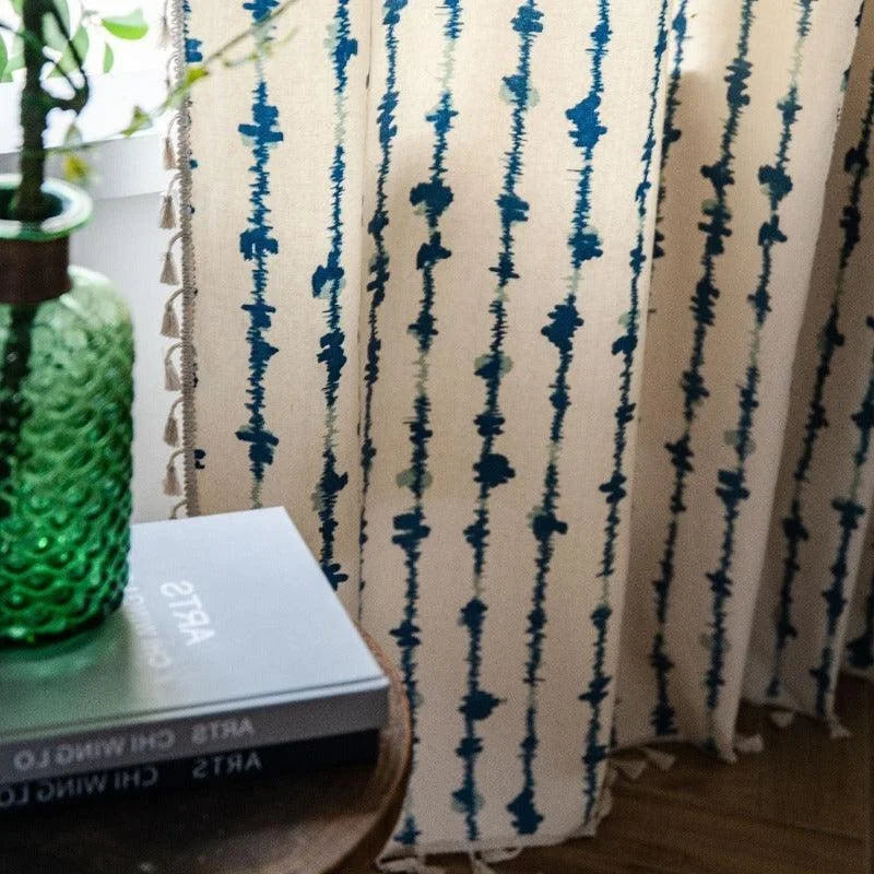 Rideau élégant avec motif à rayures bleues, ajoutant une touche artistique à votre décoration intérieure. Parfait pour créer une ambiance chaleureuse et moderne dans votre salon ou chambre. Accessoire déco essentiel pour personnaliser votre espace de vie avec style.