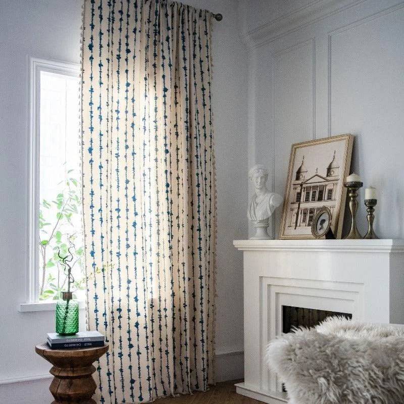 Rideaux élégants à motifs bleu marine pour un salon moderne. Ces rideaux apportent une touche de sophistication et de raffinement, laissant entrer la lumière naturellement. Idéal pour décorer une fenêtre dans un intérieur chic et contemporain. Parfait pour ajouter du style à votre espace de vie.