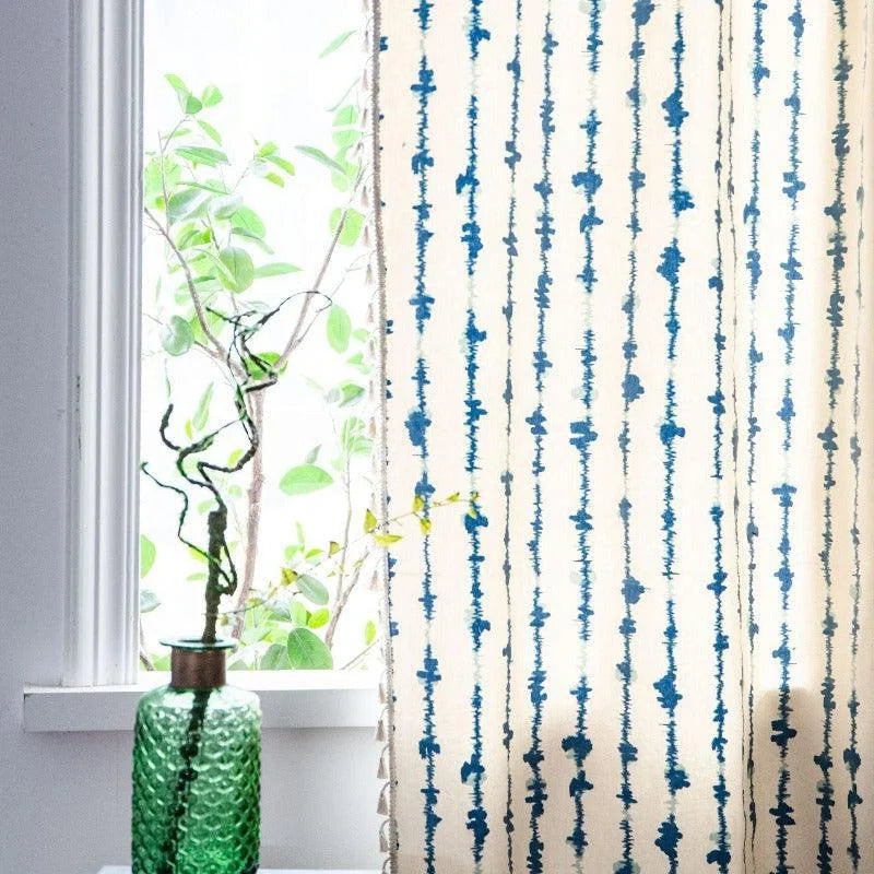Rideau moderne avec motif graphique bleu, idéal pour ajouter une touche d'élégance à votre intérieur. Accroché près d'une fenêtre, il laisse passer délicatement la lumière naturelle, créant une ambiance lumineuse et agréable. Parfait pour les salons ou chambres, ce rideau s'harmonise avec divers styles de décoration.