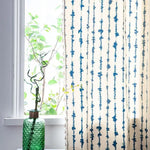 Rideau moderne avec motif graphique bleu, idéal pour ajouter une touche d'élégance à votre intérieur. Accroché près d'une fenêtre, il laisse passer délicatement la lumière naturelle, créant une ambiance lumineuse et agréable. Parfait pour les salons ou chambres, ce rideau s'harmonise avec divers styles de décoration.