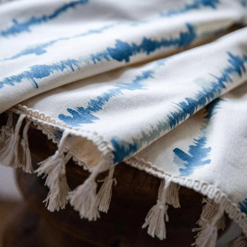 Plaid élégant avec motif bleu aquarelle, franges délicates, parfait pour ajouter une touche décorative à votre intérieur. Accessoire de maison polyvalent, idéal pour les salons ou chambres à coucher.
