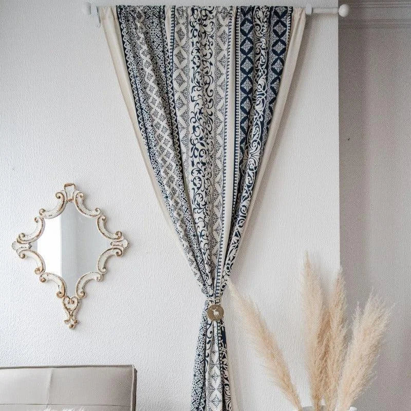 Rideau élégant à motifs géométriques bleu et blanc, idéal pour une décoration intérieure raffinée, accroché dans un salon lumineux avec un miroir orné et des détails de décoration tendance.