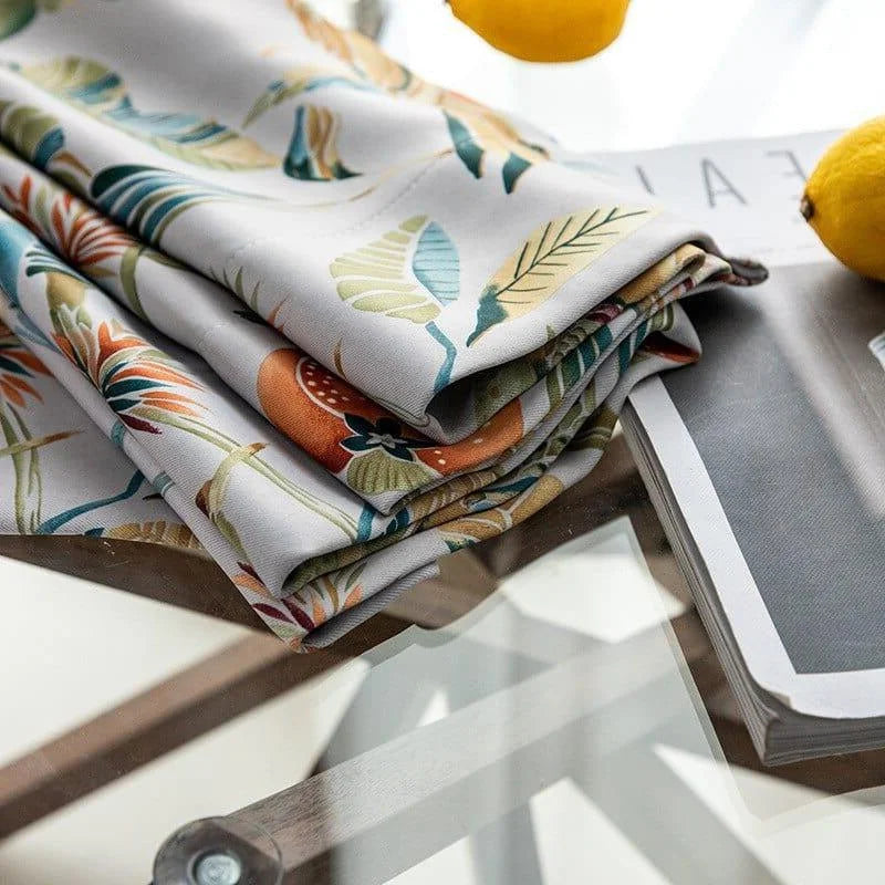 Textile décoratif à motif végétal coloré, idéal pour apporter une touche exotique à votre intérieur. Parfait pour confectionner des éléments de décoration tels que rideaux ou housses d'oreiller, ce textile offre un design élégant et moderne. Profitez de ce motif feuille pour ajouter une note tropicale et rafraîchissante à votre espace de vie.