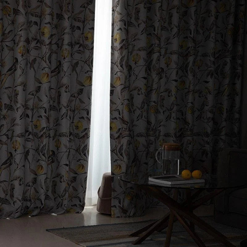 Rideaux élégants à motif floral enveloppant un salon moderne et cosy. Apportez une touche d'élégance et de chaleur à votre intérieur avec ces rideaux décoratifs. Idéal pour embellir votre espace de vie tout en préservant votre intimité.