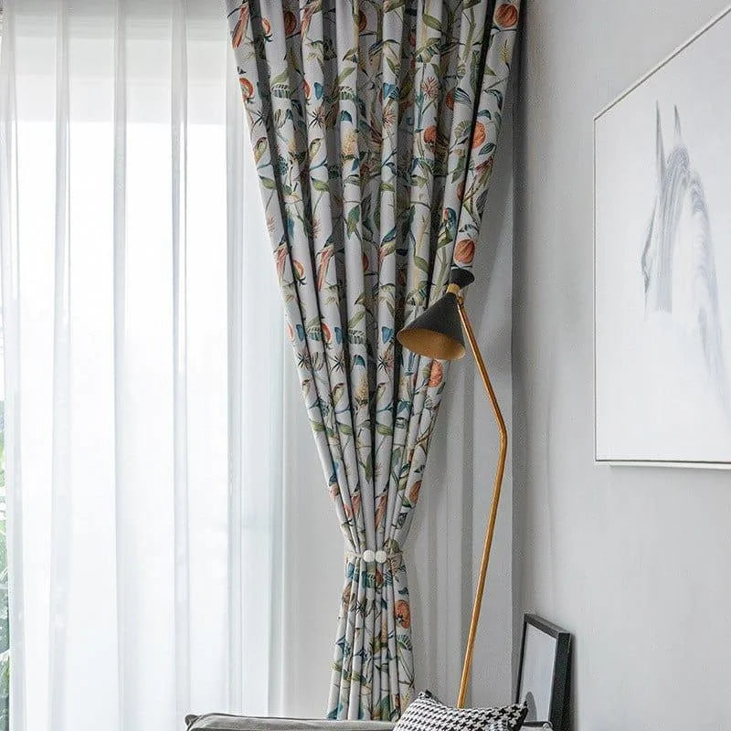 Rideaux élégants avec motif floral coloré pour salon moderne, idéal pour ajouter une touche de fraîcheur et de style à votre décoration intérieure. Ces rideaux offrent une ambiance accueillante et raffinée, parfaits pour harmoniser avec des meubles contemporains et des éléments décoratifs uniques. Transformez votre espace de vie avec ces tentures attrayantes qui laissent passer la lumière tout en préservant l'intimité.