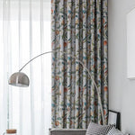 Rideaux décoratifs à motifs floraux pour salon moderne avec lampe design. Optimisez l'élégance de votre intérieur avec ces rideaux colorés qui ajoutent une touche de nature et de style à votre espace de vie. Idéal pour créer une ambiance chaleureuse et accueillante.