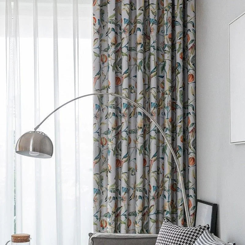Rideaux décoratifs à motifs floraux pour salon moderne avec lampe design. Optimisez l'élégance de votre intérieur avec ces rideaux colorés qui ajoutent une touche de nature et de style à votre espace de vie. Idéal pour créer une ambiance chaleureuse et accueillante.