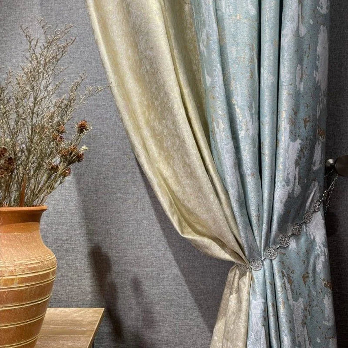 Rideau élégant dans des tons bleu pastel et doré, embellissant une pièce contemporaine avec une décoration florale en vase en terre cuite. Idéal pour un salon ou une chambre, offrant une ambiance sophistiquée et raffinée. Complétez votre décoration intérieure avec cette touche d'élégance discrète et tendance.