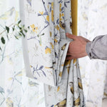 RIDEAU MODERNE AU MOTIF FLORAL ET OISEAUX 

Ce rideau décoratif arbore un motif floral et oiseaux dans des tons doux de jaune et bleu. Parfait pour apporter une ambiance nature et élégante à votre intérieur, il s’intègre harmonieusement dans tout type de décoration, moderne ou classique. Ideal pour filtrer délicatement la lumière, ce rideau est une touche artistique pour toute pièce de la maison. Commandez dès aujourd'hui pour transformer votre