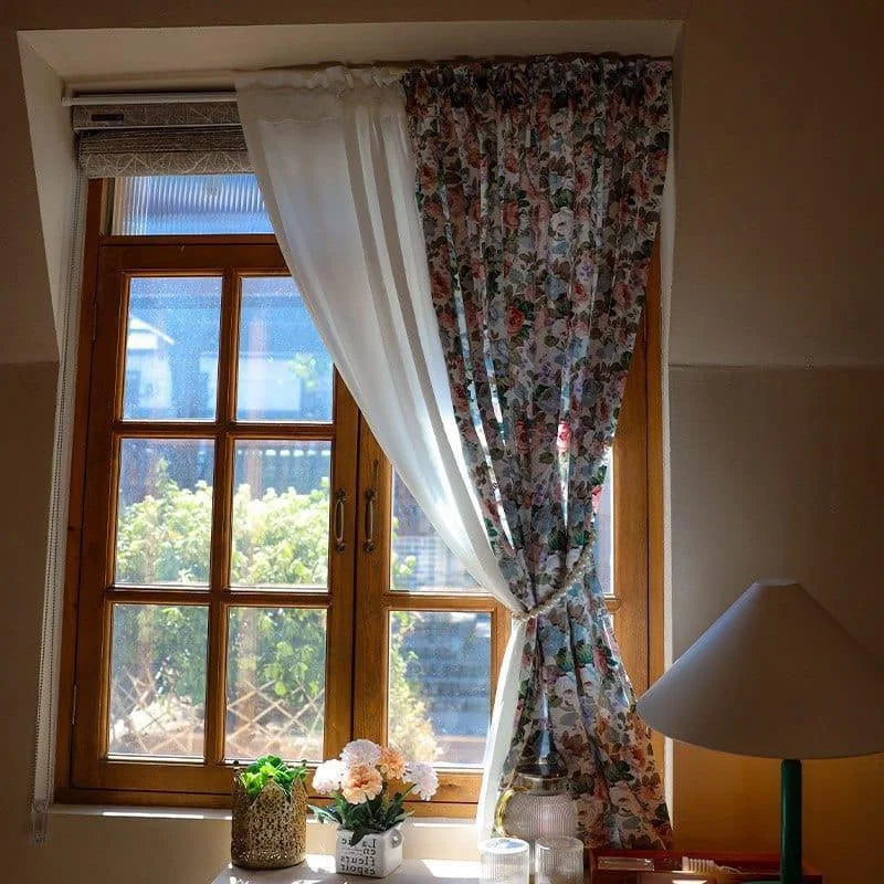 Rideaux élégants à motifs floraux pour fenêtre, ajoutant une touche de charme rustique à votre intérieur. L'ensemble comprend des rideaux à motif floral ainsi qu'un voilage blanc offrant une ambiance lumineuse et apaisante. Décoration idéale pour salon ou chambre, combinant style et fonctionnalité pour créer un espace accueillant et personnalisé.