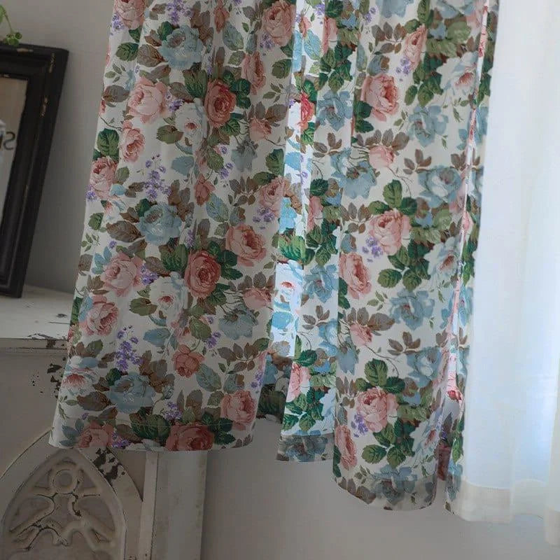 Rideau décoratif floral avec motifs roses et feuillage vert, idéal pour ajouter une touche romantique à votre intérieur. Parfait pour un salon ou une chambre, ce rideau apporte lumière et douceur à votre espace de vie. Design élégant et intemporel.